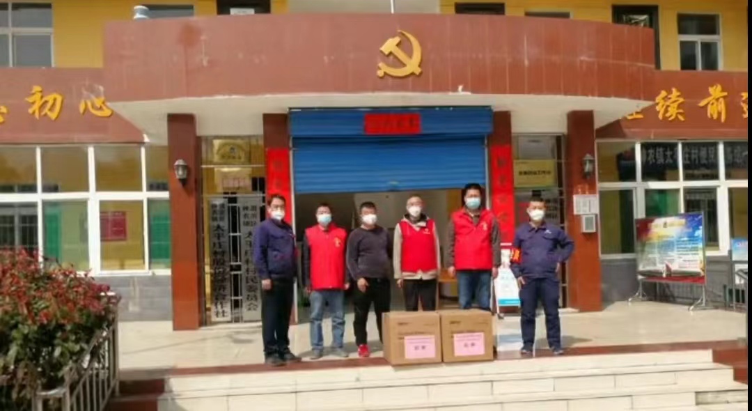 向奋战在抗疫前线的英雄致敬